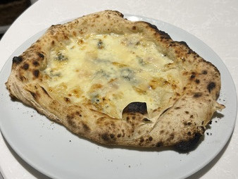 Pizza Quattro Formaggi ( Dört Peynirli Pizza)